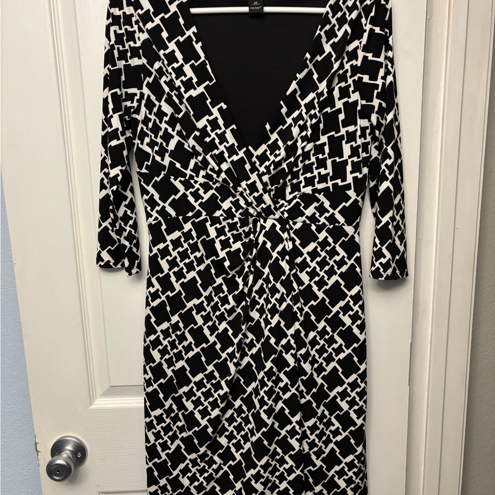 White House Black Market Black and White Sheath Dress V-Neck 3/4 Sleeve